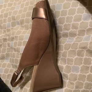 Anne Klein, Taupe and Gold Slingback Pumps, 10 M